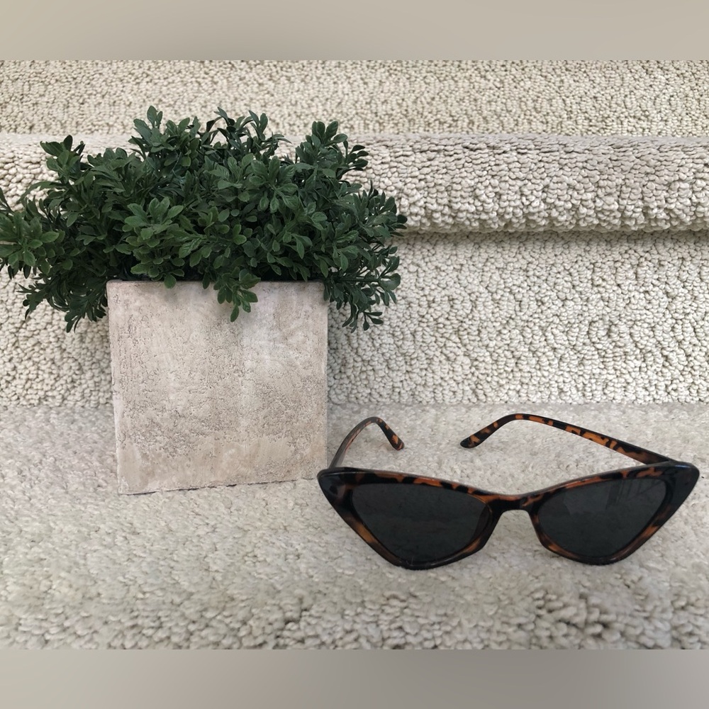 🕶️ Women’s Tortoise Shell Brown Color Cat-Eye Sunglasses. - Picture 13 of 14